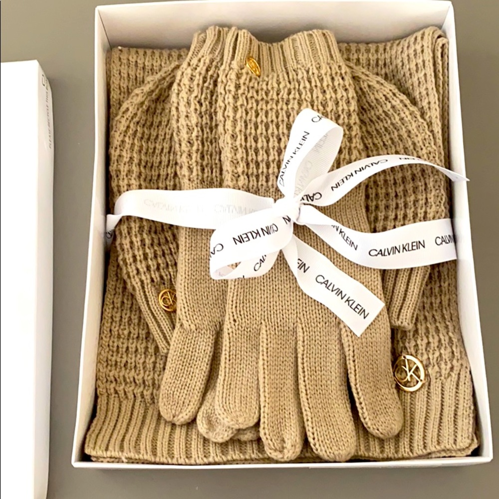 Calvin Klein Scarf 🧣 Beanie 🎩 and gloves 🧤